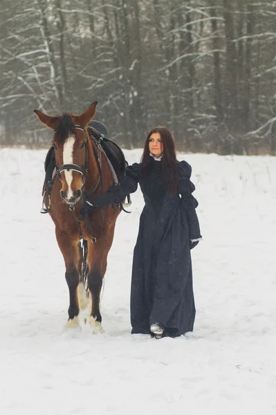 Mulher bonita e cavalo no inverno — Fotografia de Stock
