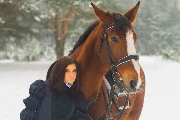 Güzel kadın ve at kış — Stok fotoğraf
