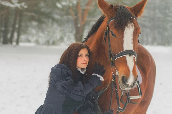 Mulher bonita e cavalo no inverno — Fotografia de Stock