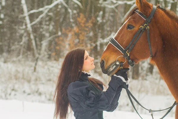 美丽的女人和马在冬季 — 图库照片