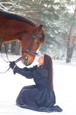 güzel kadın ve at kış