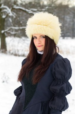 Zarif elbiseli güzel bir kadın.