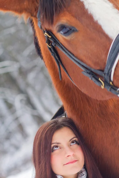 Beautiful woman and horse in winter — Stock Photo, Image