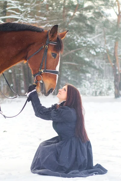 Hermosa mujer y caballo en invierno —  Fotos de Stock