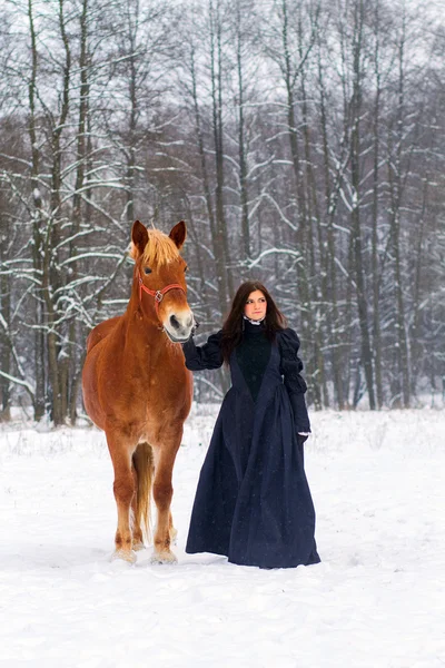 Belle femme et cheval en hiver — Photo