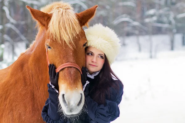 Piękna kobieta i jazda w zimie — Zdjęcie stockowe