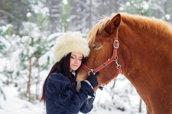 Piękna kobieta i jazda w zimie — Zdjęcie stockowe
