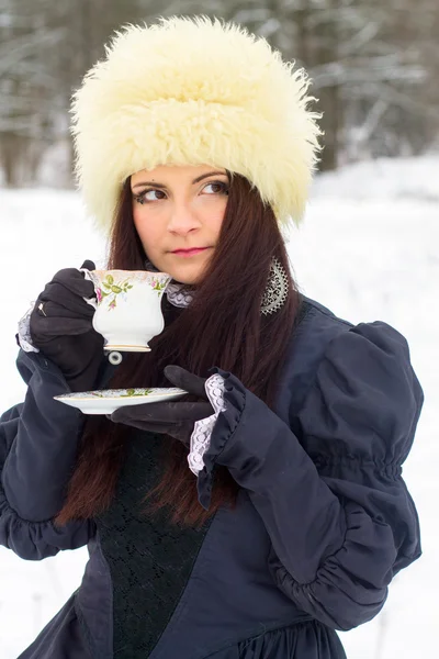Hermosa mujer bebiendo de una taza — Foto de Stock