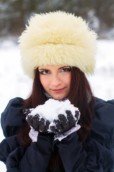 Jovem mulher brincando com neve — Fotografia de Stock