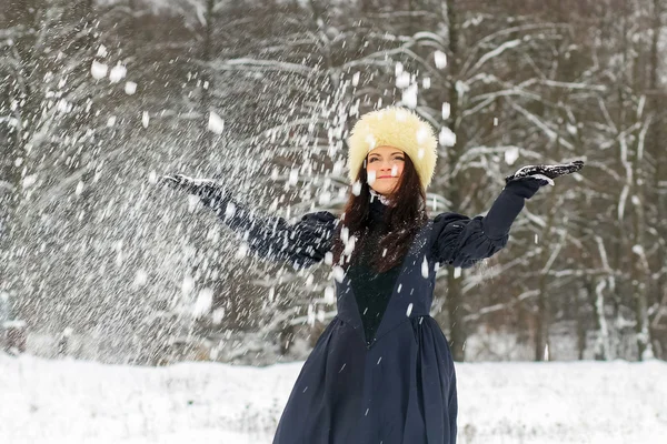 Mujer joven jugando con nieve —  Fotos de Stock