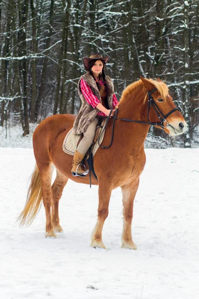 Frau reitet mit Pferd durch den Schnee — Stockfoto