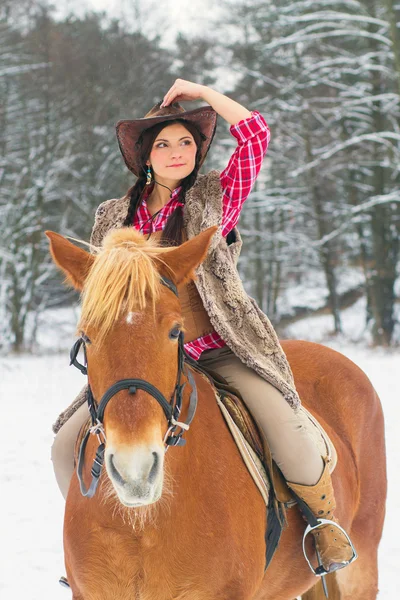 Kobieta na koniu śnieg — Zdjęcie stockowe