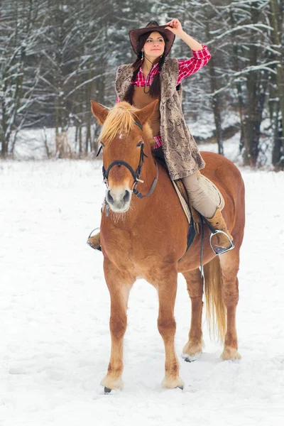 Kobieta na koniu śnieg — Zdjęcie stockowe