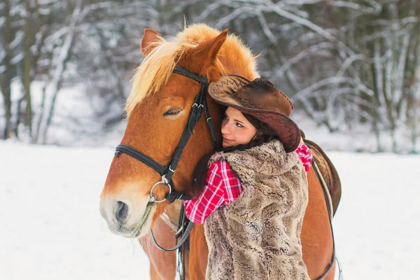 Женщина со снежным конем — стоковое фото
