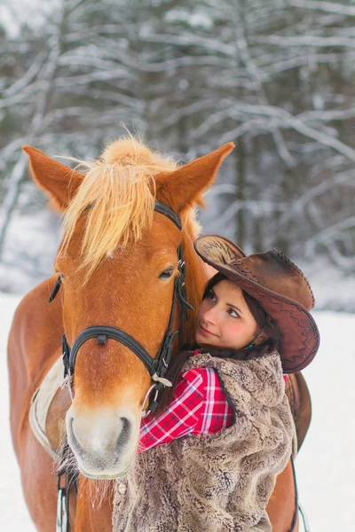 雪の中の馬を持つ女性 — ストック写真