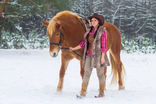 Kobieta z koniem śnieg — Zdjęcie stockowe