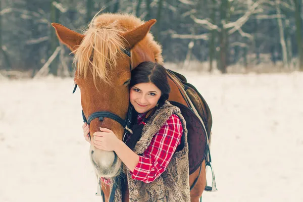 Kadın ile at kar — Stok fotoğraf