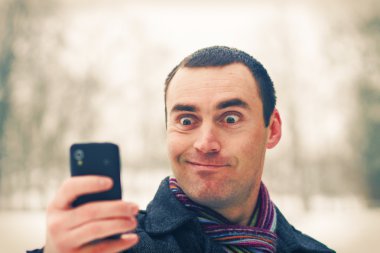 adam cep telefonu ile duygu ifade eder.
