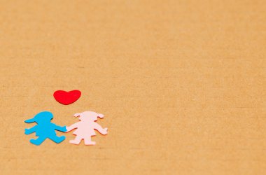 Kağıt erkek ve kız ile küçük kırmızı kalp