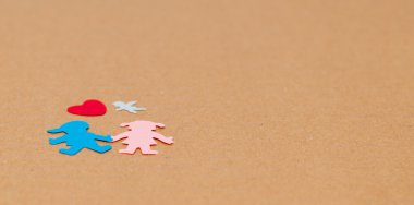 Kağıt oğlan ve kız küçük kırmızı kalp ve melek