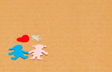 Kağıt oğlan ve kız küçük kırmızı kalp ve melek