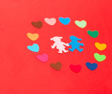 çok renkli kağıt ocaklar çevresinde çok renkli kağıt erkek ve kız