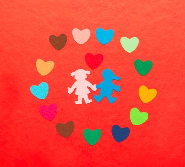 Ocağın ile çok renkli kağıt ocaklar çevresinde çok renkli kağıt erkek ve kız