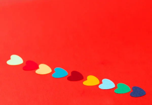 Лінія різнокольорових паперових сердець — стокове фото