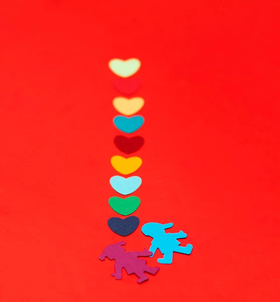 Разноцветный бумажный мальчик и девочка с разноцветными бумажными очагами — стоковое фото
