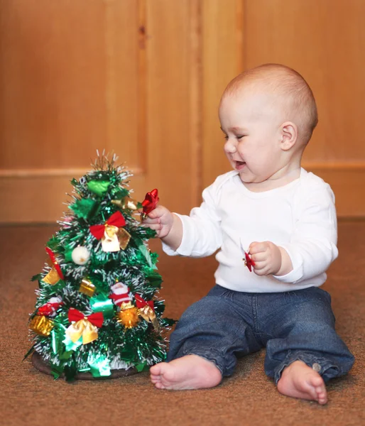 Junge spielt mit Weihnachtsbaum — Stockfoto