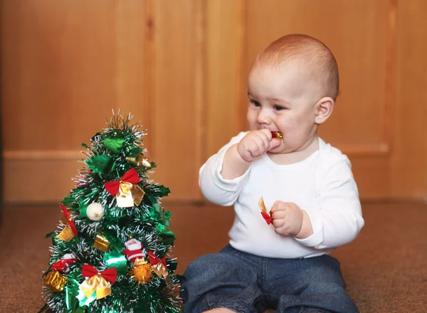 Junge spielt mit Weihnachtsbaum — Stockfoto