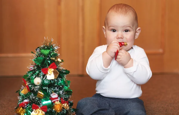 クリスマス ツリーで遊んで赤ちゃんの少年 — ストック写真