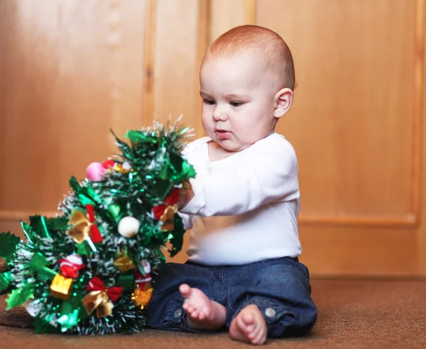 Bambino che gioca con l'albero di Natale — Foto Stock