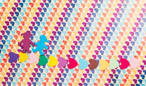 Papier multicolore garçon et fille va la ligne de foyers en papier multicolore — Photo