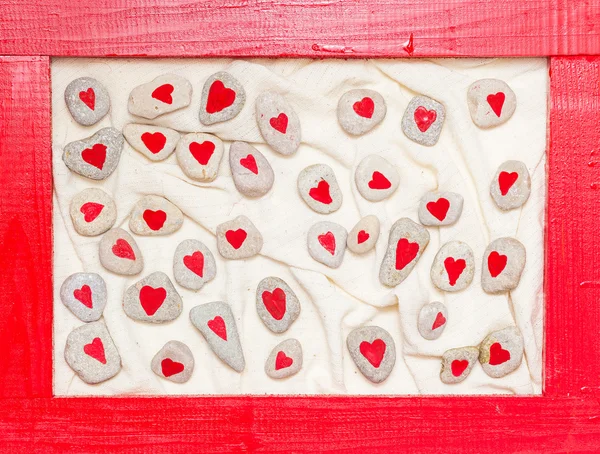 Piedras pintadas con corazones rojos —  Fotos de Stock