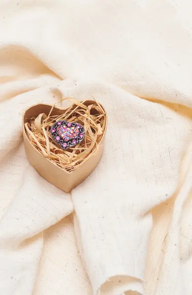 Anillo en caja de cartón en forma de corazón —  Fotos de Stock