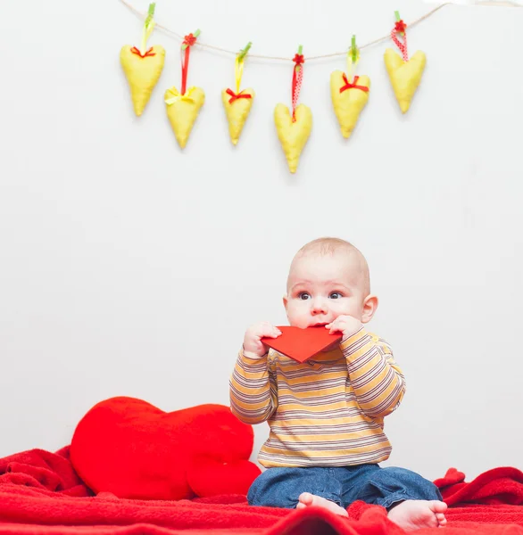 Petit garçon doux avec le coeur — Photo