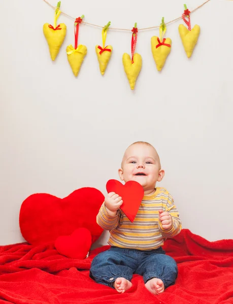 Petit garçon doux avec le coeur — Photo