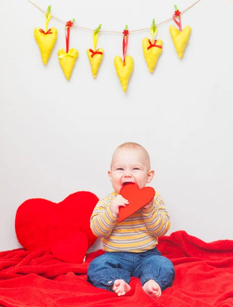 Petit garçon doux avec le coeur — Photo