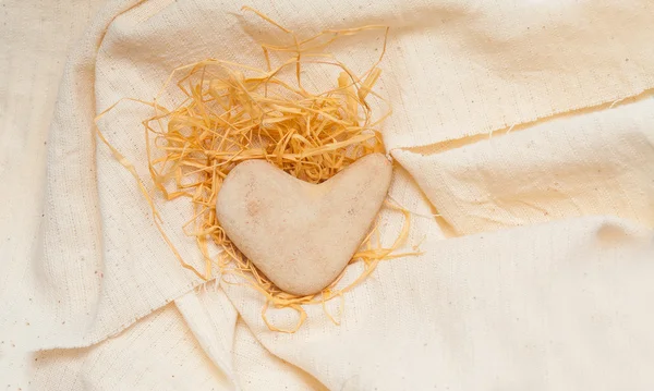 Piedra en forma de corazón yace — Foto de Stock