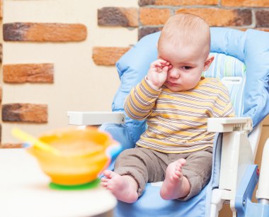 küçük çocuk yemek çok kızgın bakıyor