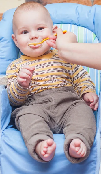 Alimentando um bebê — Fotografia de Stock