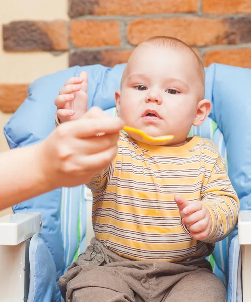Nutrire un bambino — Foto Stock