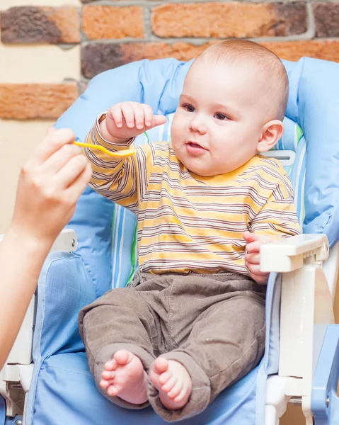 Feeding a baby — Stock Photo, Image