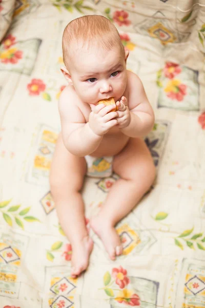 小孩吃饼干 — 图库照片