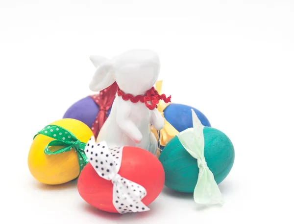 Coelho de porcelana de Páscoa com ovos — Fotografia de Stock