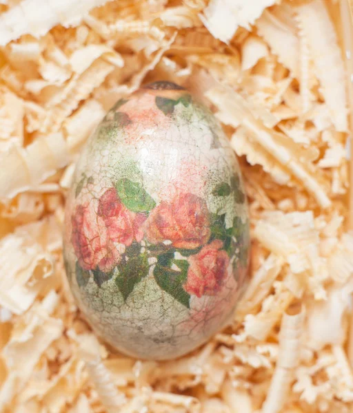 Пасхальное яйцо сделано методом декупажа — стоковое фото