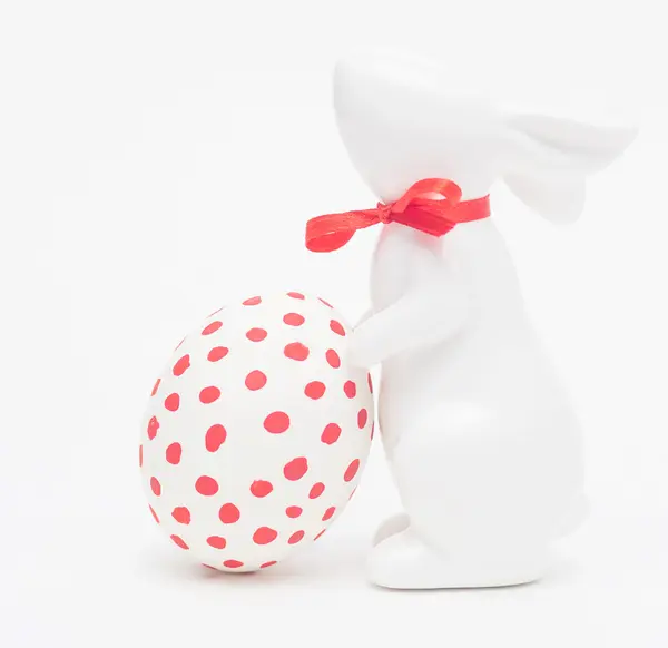 Velikonoční zajíček porcelánu s vejcem — Stock fotografie