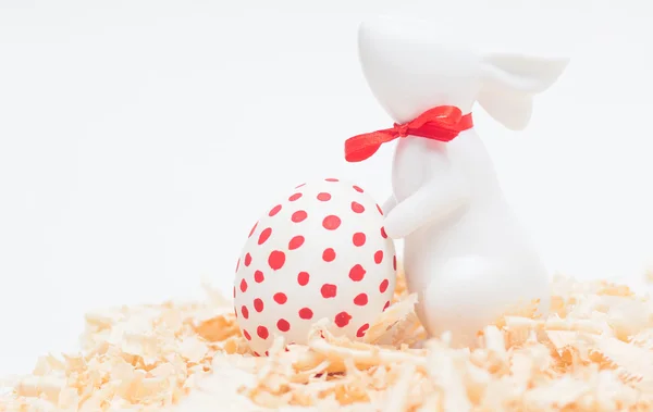 Великодній порцеляновий кролик з яйцем — стокове фото