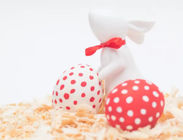 Osterhase aus Porzellan mit Eiern — Stockfoto